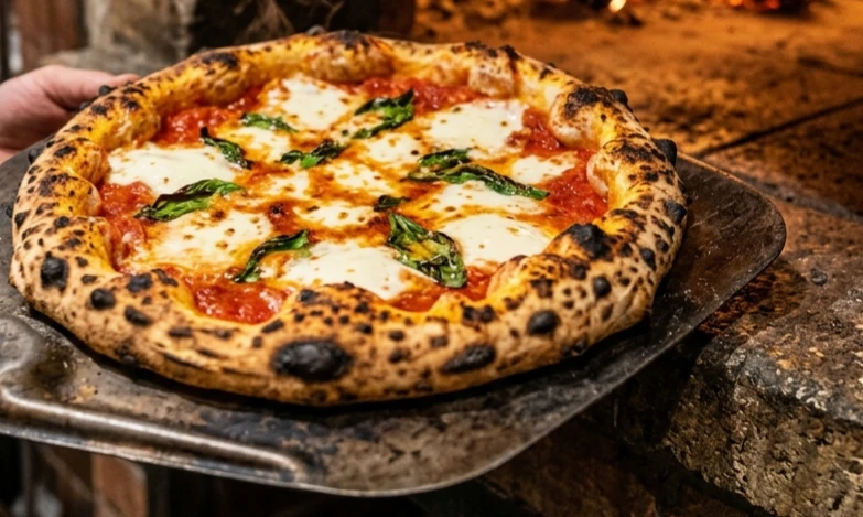 Service de pizza artisanale Four & Braise — Jessica coordonne le service et l'accueil