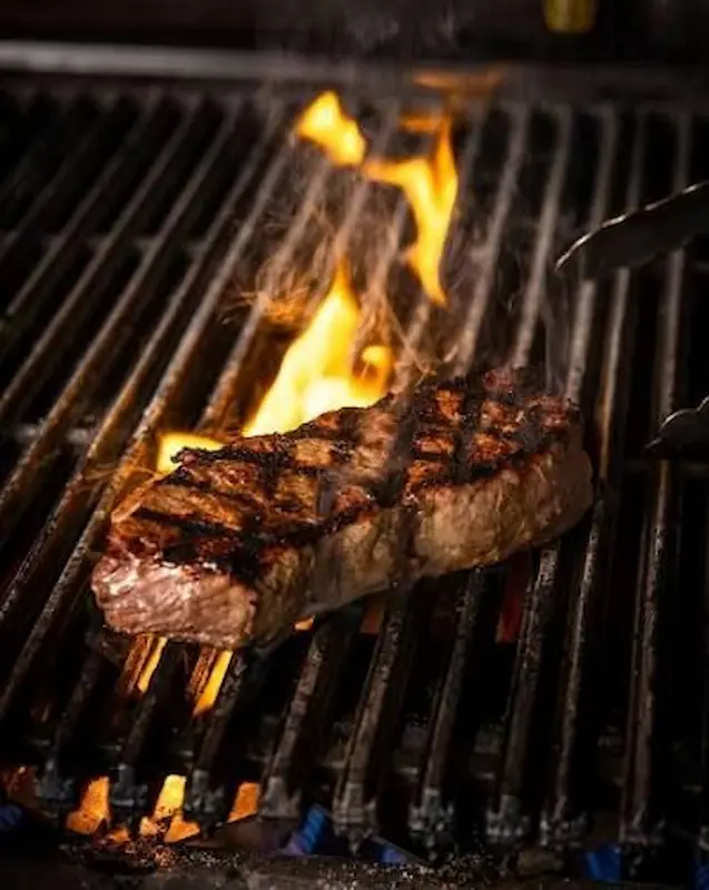 Steak flambé sur charbon de bois - l'art du feu